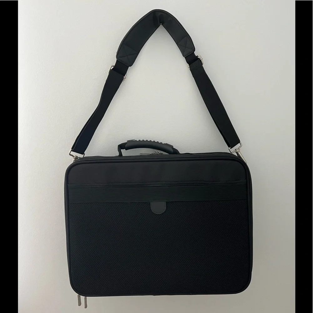 NWOT Foray Laptop/Computer Messenger Shoulder Bag